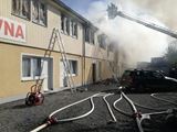 Plzeň pomáhá lidem z vyhořelé ubytovny, upozorňuje na omezené kompetence